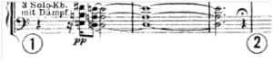 Exemplo Musical: 3 Motivo auxiliar de segunda descendente em sobreposição de quintas executado pelo contrabaixo, Farben compasso 9.